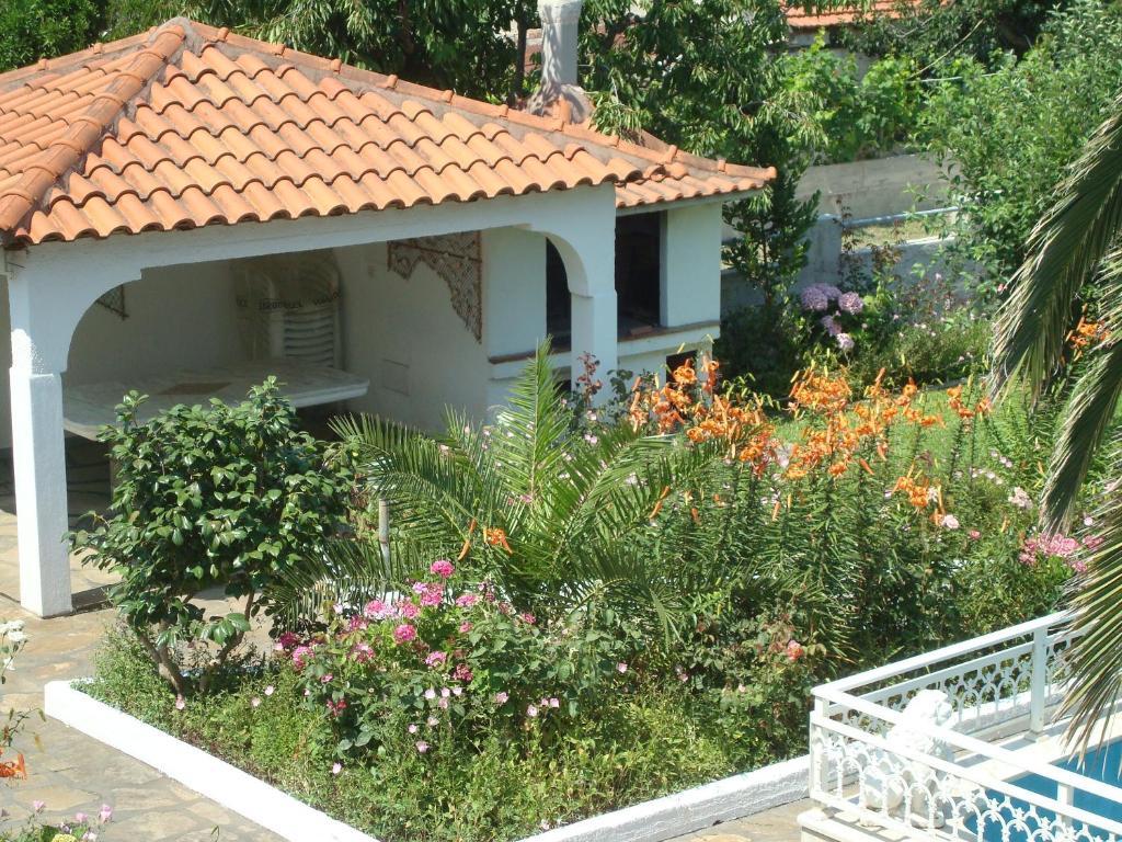 Villa Tonia Apartments Сарті Екстер'єр фото